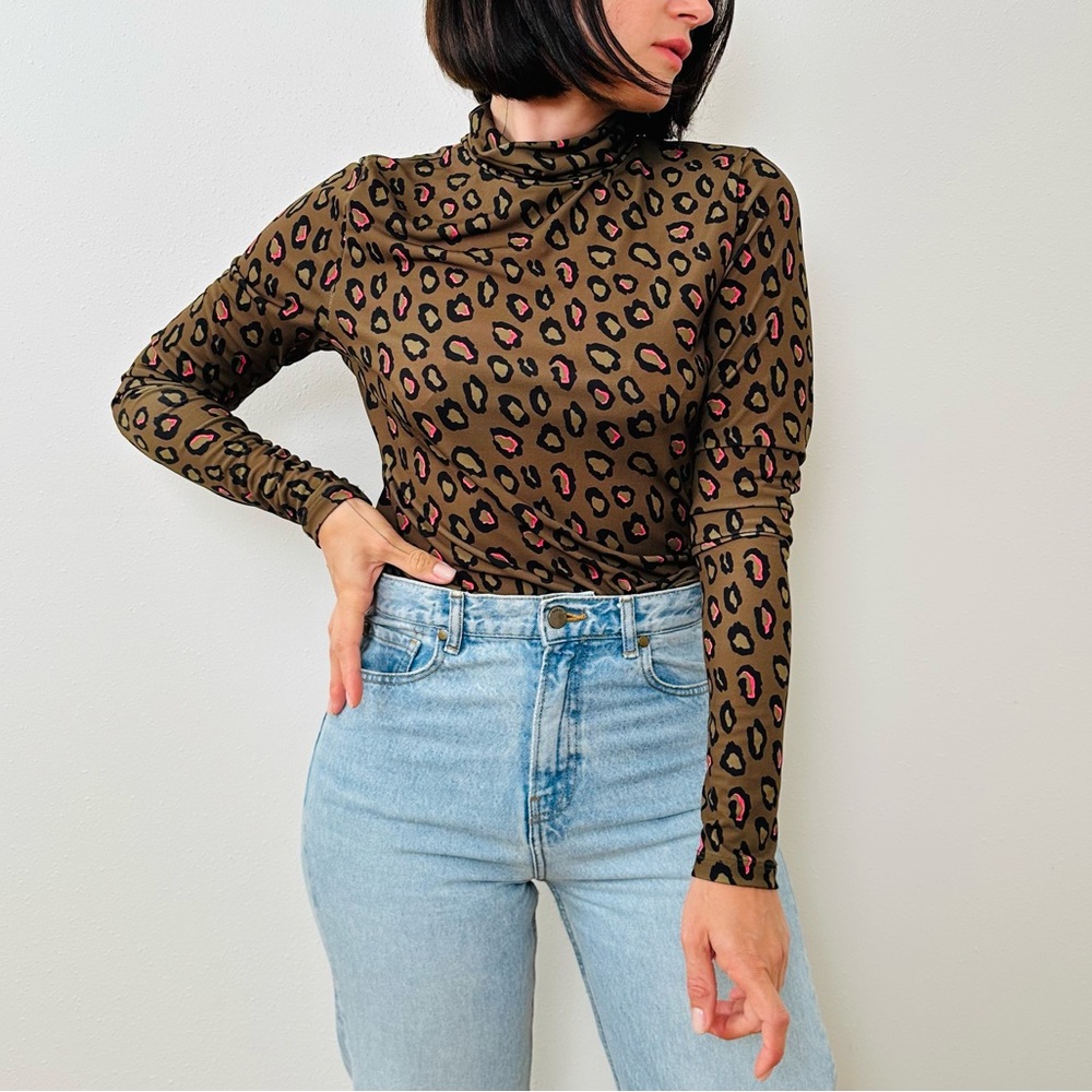 Essential Antwerp Trekking Green Leopard Print Turtleneck Top - Picture 6 of 13